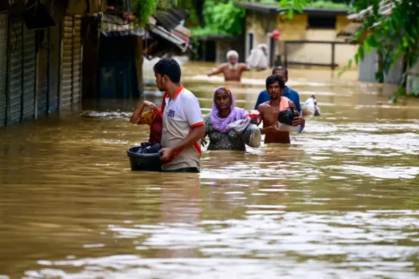 অতি ভারি বর্ষণ ও বন্যার শঙ্কা জানিয়েছে আবহাওয়া অফিস।
