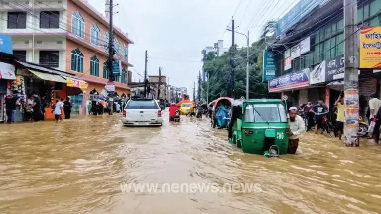 বন্যার পানিতে ডুবে গেছে রাস্তাঘাট।