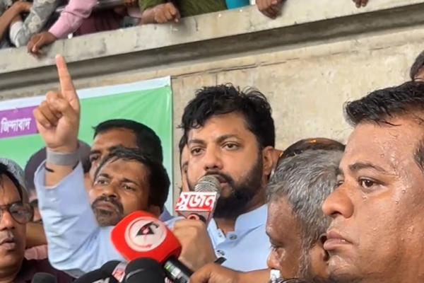 নগর ভবনে বক্তব্য দেন ইশরাক হোসেন। ছবি : সংগৃহীত