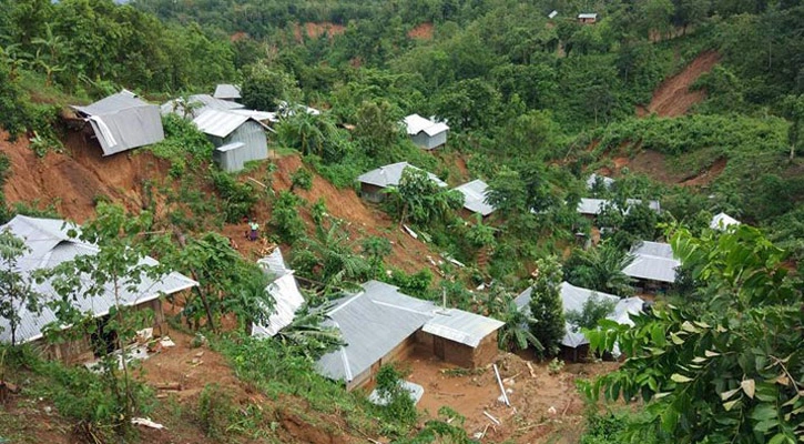 ভারী বৃষ্টিপাতে পাহাড় ধসের আশঙ্কা বাড়ছে।