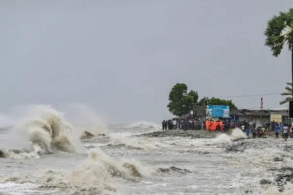কখন উপকূল অতিক্রম করবে গভীর নিম্নচাপ? সুস্পষ্ট লঘুচাপটি নিম্নচাপ হওয়ার পর এবার আরও গভীর নিম্নচাপে পরিণত হয়েছে।