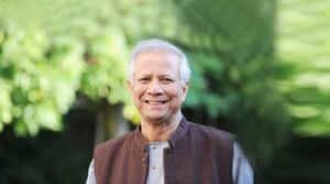 বিশেষ দল, গোষ্ঠী বা বিদেশি শক্তির প্রতি অকুণ্ঠ আনুগত্য দেখাতে গিয়ে তিনি দেশের স্বার্থ এবং জনগণের স্বার্থকে উপেক্ষা করছেন, নিজেকে বিতর্কিত করছেন।
