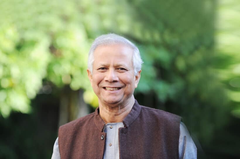 বিশেষ দল, গোষ্ঠী বা বিদেশি শক্তির প্রতি অকুণ্ঠ আনুগত্য দেখাতে গিয়ে তিনি দেশের স্বার্থ এবং জনগণের স্বার্থকে উপেক্ষা করছেন, নিজেকে বিতর্কিত করছেন।