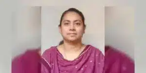 এক নারী আইনজীবীকে আটক করে পুলিশে দেওয়া হয়েছে।