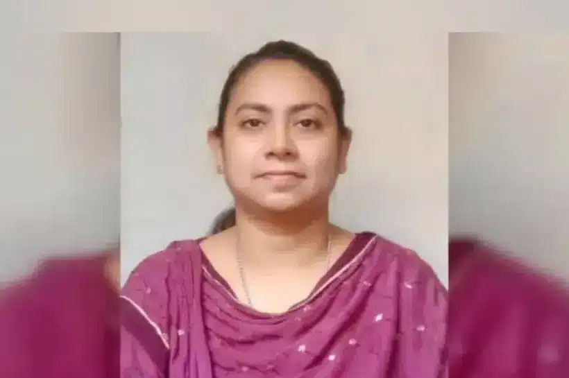 এক নারী আইনজীবীকে আটক করে পুলিশে দেওয়া হয়েছে।
