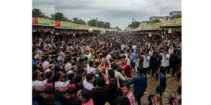 মেলায় দর্শনার্থীরা হঠাৎ করে লুটপাট শুরু করে দেন।