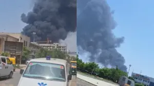 ভারতের গুজরাট রাজ্যের আহমেদাবাদে আকাশে ওড়ার পর একটি বিমান বিধ্বস্ত হয়েছে।