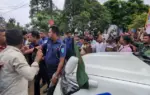 সিলেটের জাফলংয়ে পাথর কোয়ারী এলাকা পরিদর্শন শেষে ফেরার সময় বল্লাঘাট এলাকায় অন্তবর্তীকালীন সরকারের দুই উপদেষ্টা মুহাম্মদ ফাওজুল কবির খান ও সৈয়দা রিজওয়ানা হাসানের গাড়িবহর আটকে বিক্ষোভ করেছেন স্থানীয় পাথর শ্রমিকরা।