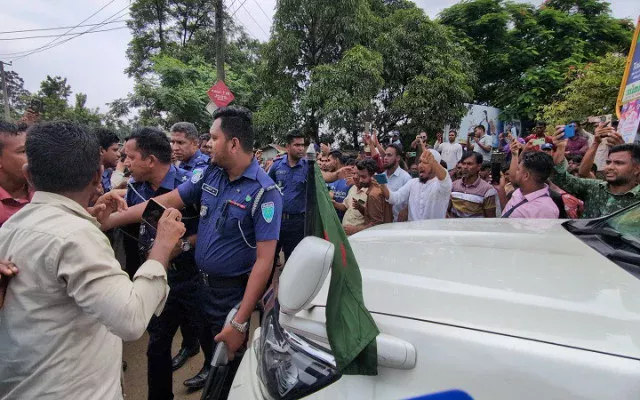 সিলেটের জাফলংয়ে পাথর কোয়ারী এলাকা পরিদর্শন শেষে ফেরার সময় বল্লাঘাট এলাকায় অন্তবর্তীকালীন সরকারের দুই উপদেষ্টা মুহাম্মদ ফাওজুল কবির খান ও সৈয়দা রিজওয়ানা হাসানের গাড়িবহর আটকে বিক্ষোভ করেছেন স্থানীয় পাথর শ্রমিকরা।