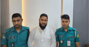 দুইজন পুলিশের মাঝখানে গ্রেপ্তার হওয়া জামায়েতে ইসলামির কর্মি সিবাগাত উল্লাহ আকাশ চৌধুরী। ফাইল ছবি।
