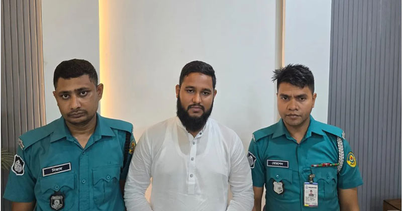দুইজন পুলিশের মাঝখানে গ্রেপ্তার হওয়া জামায়েতে ইসলামির কর্মি সিবাগাত উল্লাহ আকাশ চৌধুরী। ফাইল ছবি।