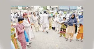 বিদেশে গিয়ে ভিক্ষাবৃত্তিসহ অবৈধ কর্মকাণ্ডে জড়িত থাকায় প্রায় ৮ হাজার নাগরিকের পাসপোর্ট বাতিল করছে পাকিস্তান।
