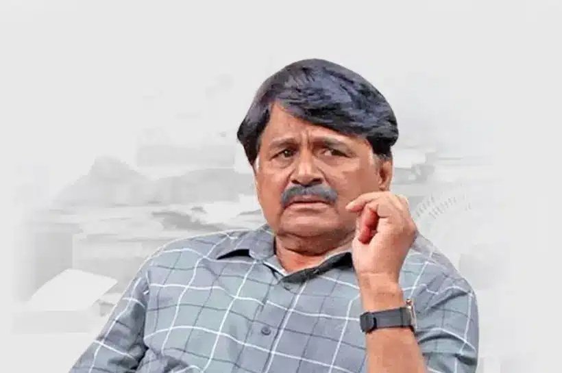 গ্রাম প্রধানের ভূমিকায় অভিনেতা রঘুবীর যাদব