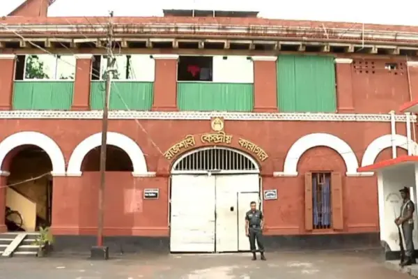 প্যারোলে মুক্তি না দেওয়ায় কারাগারের গেটে দাঁড়িয়ে দূর থেকেই শেষবারের মতো মৃত মায়ের মুখ দেখলেন রাজশাহীর সাবেক সংসদ সদস্য আসাদুজ্জামান আসাদ।