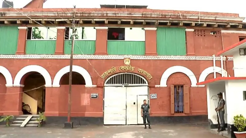 প্যারোলে মুক্তি না দেওয়ায় কারাগারের গেটে দাঁড়িয়ে দূর থেকেই শেষবারের মতো মৃত মায়ের মুখ দেখলেন রাজশাহীর সাবেক সংসদ সদস্য আসাদুজ্জামান আসাদ।