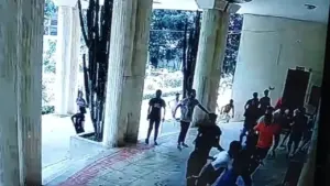 সিরাজগঞ্জের শাহজাদপুরে রবীন্দ্র কাছারিবাড়িতে ঢুকে কাস্টোডিয়ানের অফিসসহ অডিটোরিয়াম ভাঙচুর করা হয়েছে।