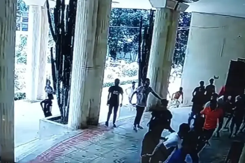 সিরাজগঞ্জের শাহজাদপুরে রবীন্দ্র কাছারিবাড়িতে ঢুকে কাস্টোডিয়ানের অফিসসহ অডিটোরিয়াম ভাঙচুর করা হয়েছে।