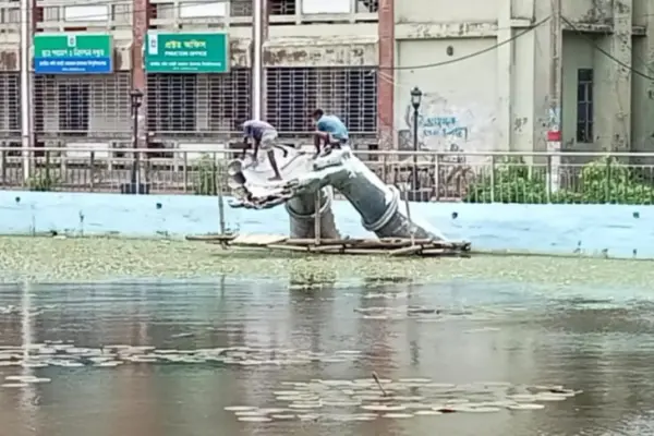 ময়মনসিংহের ত্রিশালে জাতীয় কবি কাজী নজরুল ইসলাম বিশ্ববিদ্যালয়ে স্থাপিত ‘অঞ্জলি লহ মোর’ ভাস্কর্যটি প্রশাসনের নির্দেশে ভেঙে ফেলা হয়েছে।