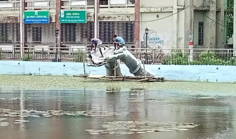 ময়মনসিংহের ত্রিশালে জাতীয় কবি কাজী নজরুল ইসলাম বিশ্ববিদ্যালয়ে স্থাপিত ‘অঞ্জলি লহ মোর’ ভাস্কর্যটি প্রশাসনের নির্দেশে ভেঙে ফেলা হয়েছে।