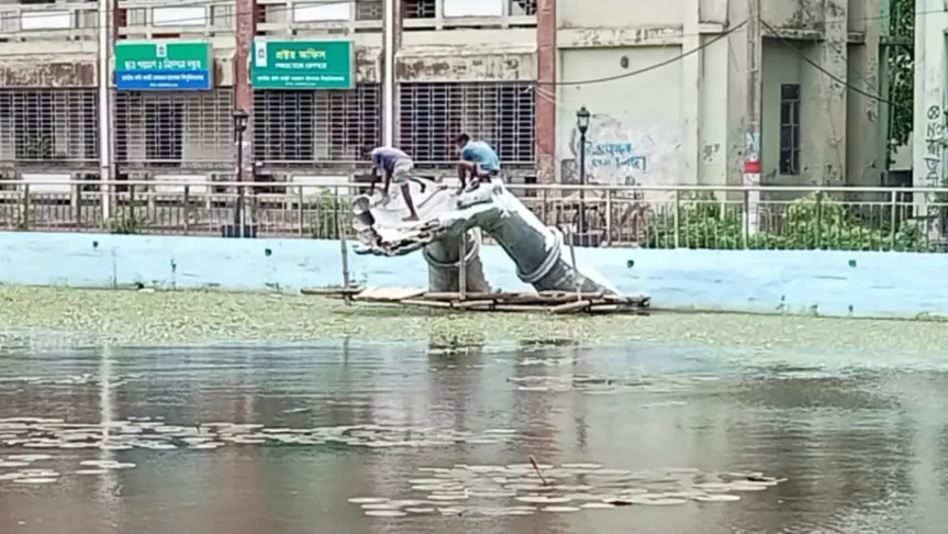 ময়মনসিংহের ত্রিশালে জাতীয় কবি কাজী নজরুল ইসলাম বিশ্ববিদ্যালয়ে স্থাপিত ‘অঞ্জলি লহ মোর’ ভাস্কর্যটি প্রশাসনের নির্দেশে ভেঙে ফেলা হয়েছে।