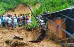 সিলেটের গোলাপগঞ্জ উপজেলার লক্ষণাবন্দ ইউনিয়নে টিলা ধসে একই পরিবারের চারজনের মৃত্যু হয়েছে।