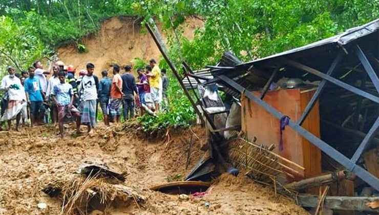 সিলেটের গোলাপগঞ্জ উপজেলার লক্ষণাবন্দ ইউনিয়নে টিলা ধসে একই পরিবারের চারজনের মৃত্যু হয়েছে।