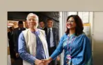 যুক্তরাজ্য সফরে গিয়েছেন ডক্টর মুহম্মদ ইউনূস এবং তাকে গ্রহণ করতে এসেছেন বাংলাদেশ হাই কমিশনের কর্মকর্তারা