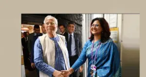 যুক্তরাজ্য সফরে গিয়েছেন ডক্টর মুহম্মদ ইউনূস এবং তাকে গ্রহণ করতে এসেছেন বাংলাদেশ হাই কমিশনের কর্মকর্তারা