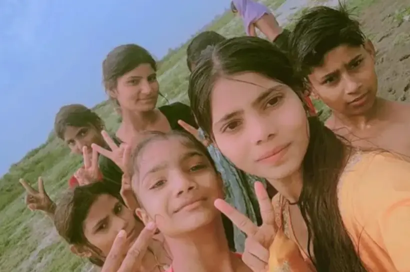 মোবাইলে রিলস বানানোর সময় যমুনায় ডুবে ৬ কিশোরীর মৃত্যু হয়েছে।