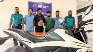 আওয়ামী লীগের অঙ্গসংগঠনের এক কর্মীর বাসায় হানা দেয় ছাত্রদল ও যুবদলের ১০–১৫ জনের একটি দল।