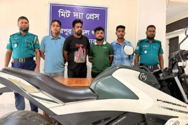 ‘আওয়ামী লীগ করিস, বাঁচতে হলে ২০ লাখ টাকা দে’ আওয়ামী লীগের অঙ্গসংগঠনের এক কর্মীর বাসায় হানা দেয় ছাত্রদল ও যুবদলের ১০–১৫ জনের একটি দল।