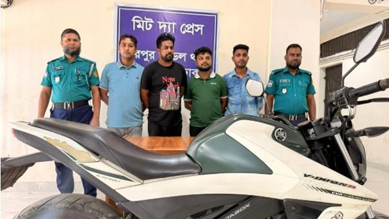 আওয়ামী লীগের অঙ্গসংগঠনের এক কর্মীর বাসায় হানা দেয় ছাত্রদল ও যুবদলের ১০–১৫ জনের একটি দল।