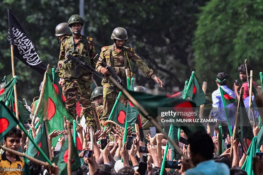 ঢাকার গণভবন অভিমুখে বিক্ষোভকারীদের পদযাত্রায় নিষিদ্ধ জঙ্গি সংগঠন ইসলামিক স্টেটের পতাকা এবং বাংলাদেশের জাতীয় পতাকা উড়ছিল, সাথে ছিল সেনাবাহিনীর সদস্যবৃন্দ।