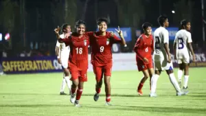 শ্রীলঙ্কাকে ৫-০ গোলে বিধ্বস্ত করে শিরোপার দৌড়ে অনেকটাই এগিয়ে গেল স্বাগতিকরা।