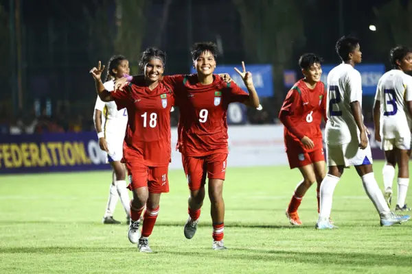 শ্রীলঙ্কাকে ৫-০ গোলে বিধ্বস্ত করে শিরোপার দৌড়ে অনেকটাই এগিয়ে গেল স্বাগতিকরা।