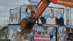 ভেঙে ফেলা হচ্ছে জামালপুরে বিজয় চত্বরের মূল স্তম্ভ।