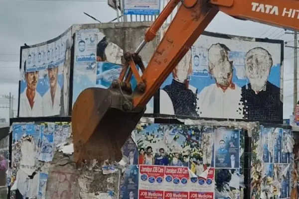 ভেঙে ফেলা হচ্ছে জামালপুরে বিজয় চত্বরের মূল স্তম্ভ।