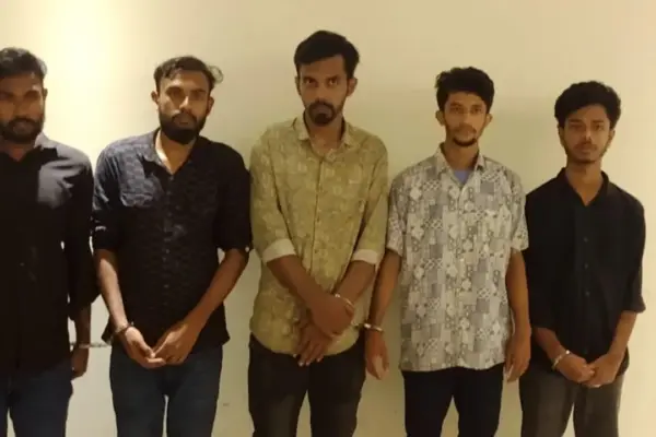 চাঁদাবাজি করতে গিয়ে গ্রেপ্তার বৈষম্যবিরোধী নেতাসহ ৫ জন সমন্বয়ক পরিচয়ে চাঁদাবাজি করতে গিয়ে গ্রেপ্তার হয়েছেন ৫ জন।