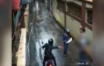 এক যুবককে রাস্তায় চাপাতির ভয় দেখিয়ে তার ব্যাগ, গেঞ্জি ও স্যান্ডেল ছিনিয়ে নিয়ে গেছে তিন ছিনতাইকারী।