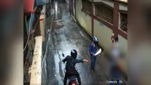এক যুবককে রাস্তায় চাপাতির ভয় দেখিয়ে তার ব্যাগ, গেঞ্জি ও স্যান্ডেল ছিনিয়ে নিয়ে গেছে তিন ছিনতাইকারী।