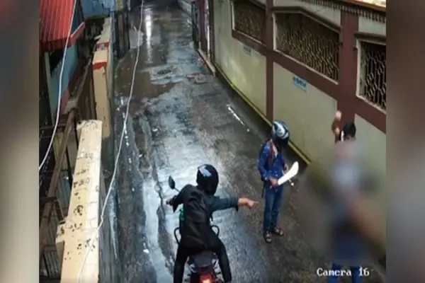 এক যুবককে রাস্তায় চাপাতির ভয় দেখিয়ে তার ব্যাগ, গেঞ্জি ও স্যান্ডেল ছিনিয়ে নিয়ে গেছে তিন ছিনতাইকারী।