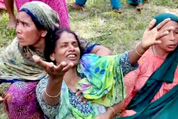 ঘরে ঢুকে চাচা ও ভাতিজাকে ছুরিকাঘাত করেছে দুর্বৃত্তরা।