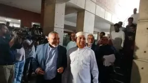 হঠাৎ আগুন আতঙ্ক ছড়িয়ে পড়ায় বৈঠক থেকে বের হয়ে গেছেন রাজনীতিবিদরা।