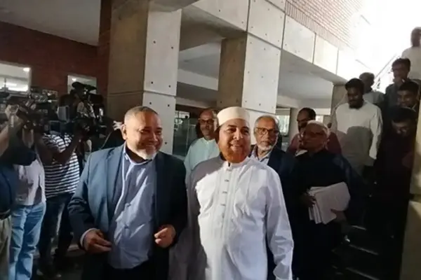 আগুন আতঙ্কে স্থগিত ঐকমত্য কমিশনের বৈঠক হঠাৎ আগুন আতঙ্ক ছড়িয়ে পড়ায় বৈঠক থেকে বের হয়ে গেছেন রাজনীতিবিদরা।