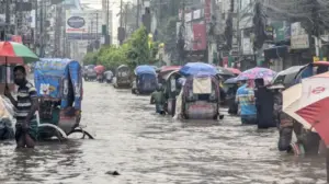 ফেনীর মুহুরী, কহুয়া ও সিলোনিয়া নদীর বন্যা নিয়ন্ত্রণ বাঁধের ১৪টি স্থান ভাঙন দেখা দিয়েছে।