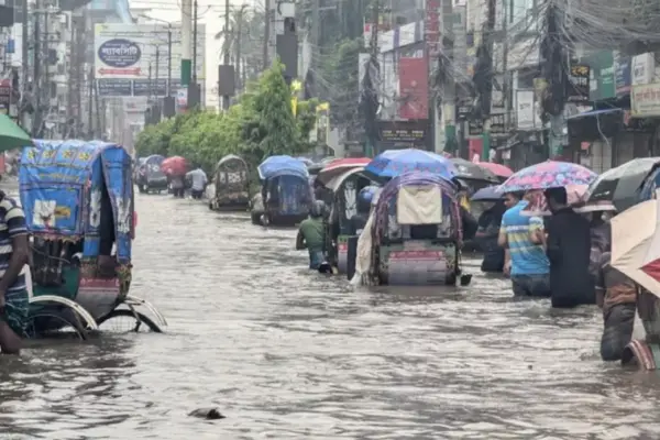 ফেনীর মুহুরী, কহুয়া ও সিলোনিয়া নদীর বন্যা নিয়ন্ত্রণ বাঁধের ১৪টি স্থান ভাঙন দেখা দিয়েছে।