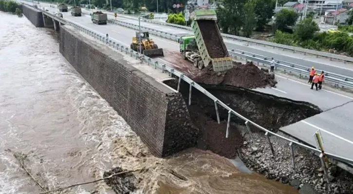 বন্যায় অন্তত ৩০ জনের প্রাণ গেছে।