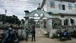 তিনজনের লাশ ময়নাতদন্তের জন্য কবর থেকে তোলা হয়েছে।