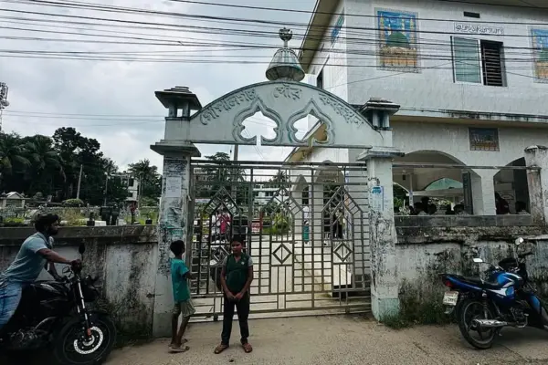 গোপালগঞ্জে কবর থেকে তোলা হলো তিনজনের লাশ তিনজনের লাশ ময়নাতদন্তের জন্য কবর থেকে তোলা হয়েছে।