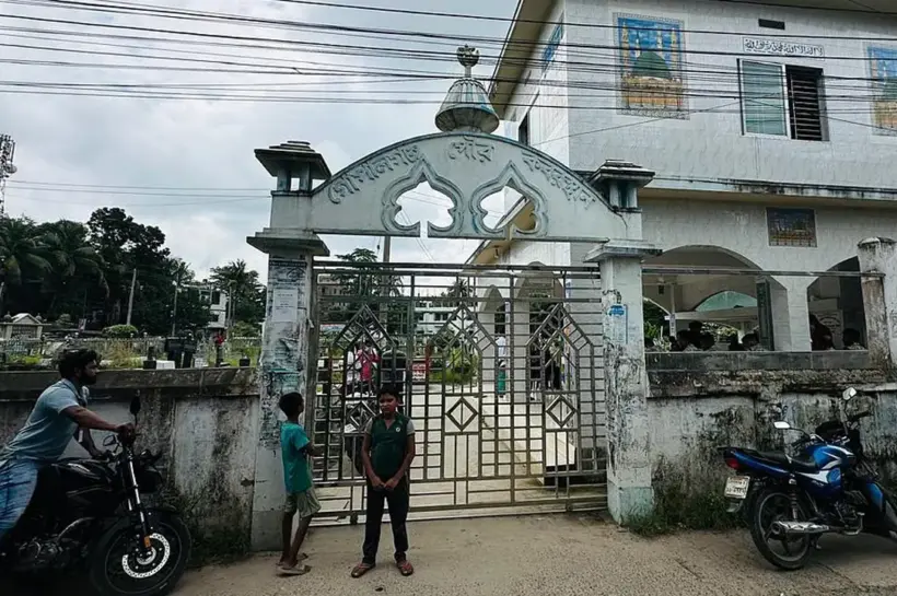 তিনজনের লাশ ময়নাতদন্তের জন্য কবর থেকে তোলা হয়েছে।